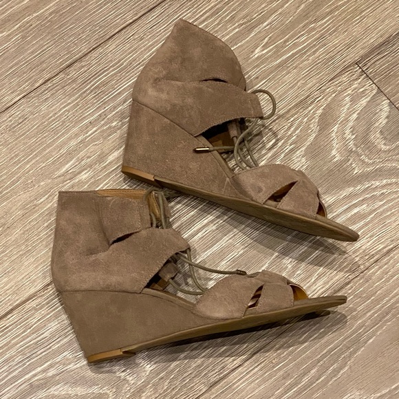 BRAND NEW Dolce Vita Taupe Suede Wedge Sandals - Picture 8 of 9